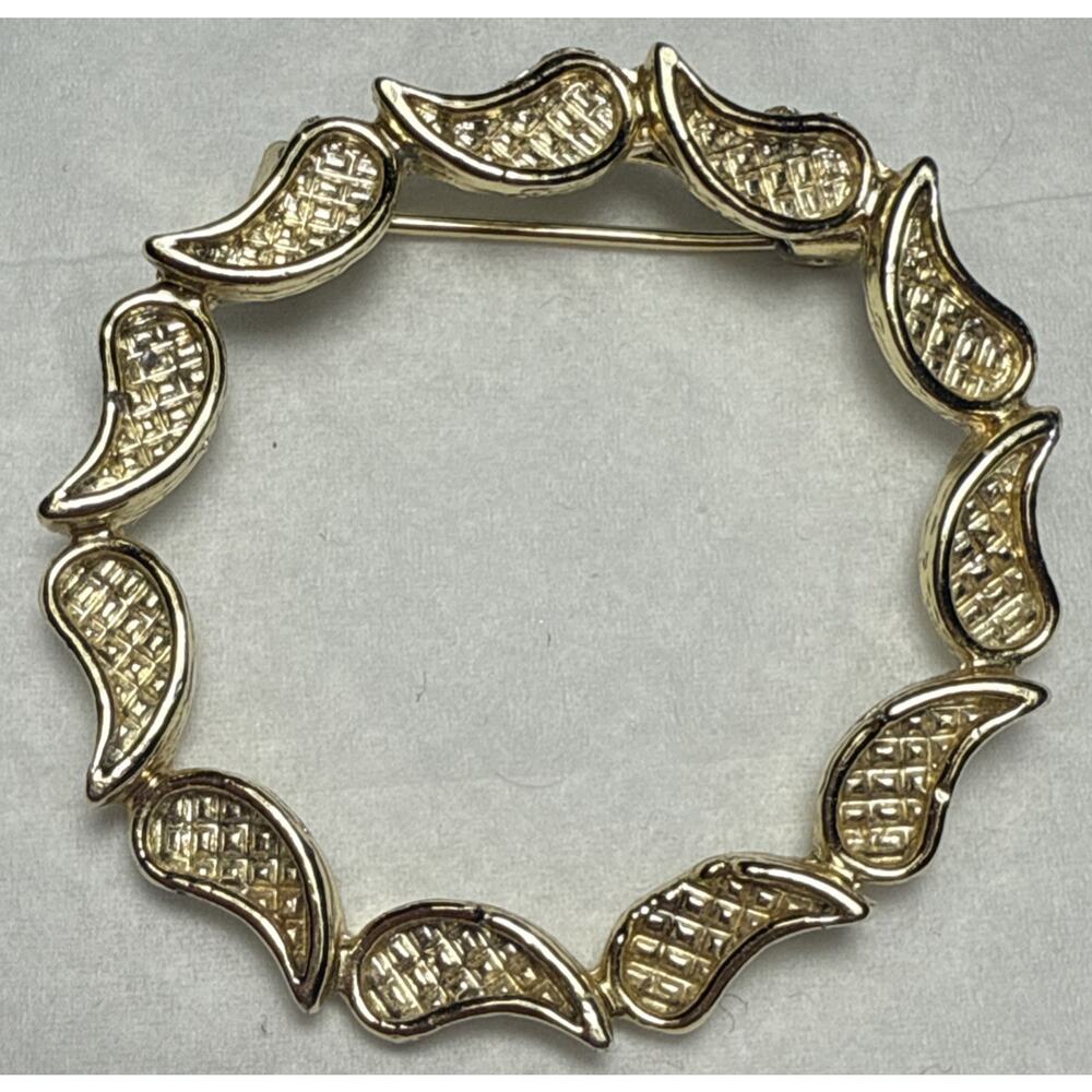 Vintage Gold Tone Paisley Wreath Ring Brooch PB146